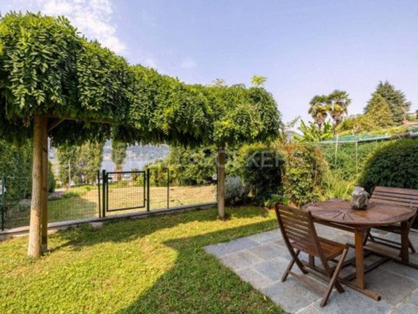 casa indipendente in vendita a Ranco in zona Uponne