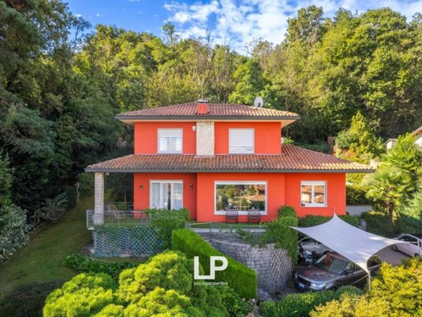 casa indipendente in vendita a Ranco in zona Uponne