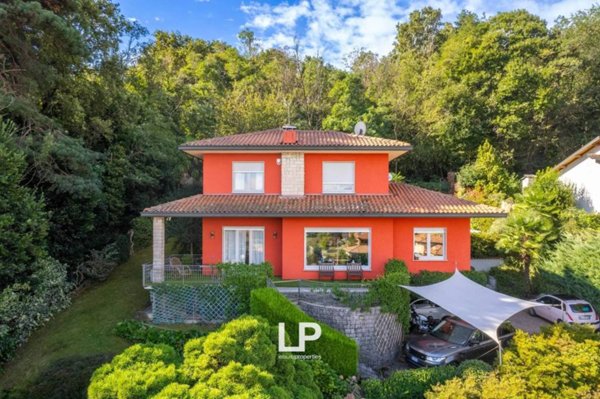 casa indipendente in vendita a Ranco in zona Uponne