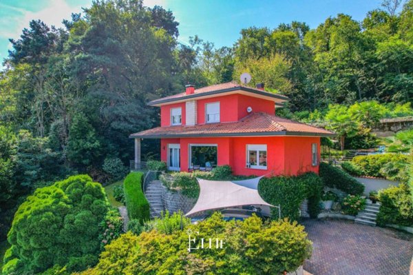 casa indipendente in vendita a Ranco in zona Uponne