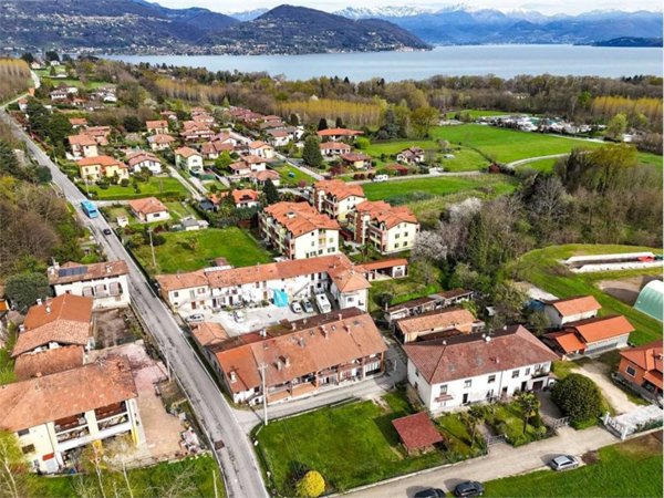 casa indipendente in vendita a Ranco in zona Uponne