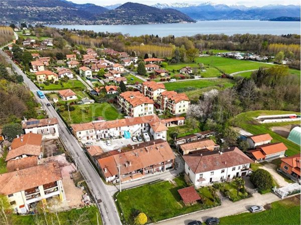 casa indipendente in vendita a Ranco in zona Uponne