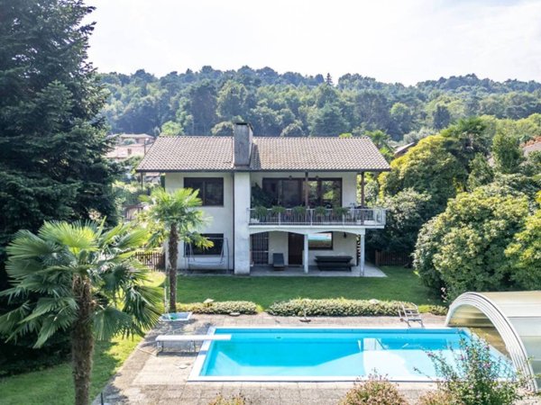 casa indipendente in vendita a Ranco in zona Uponne