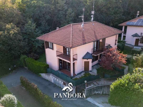 casa indipendente in vendita a Ranco in zona Uponne