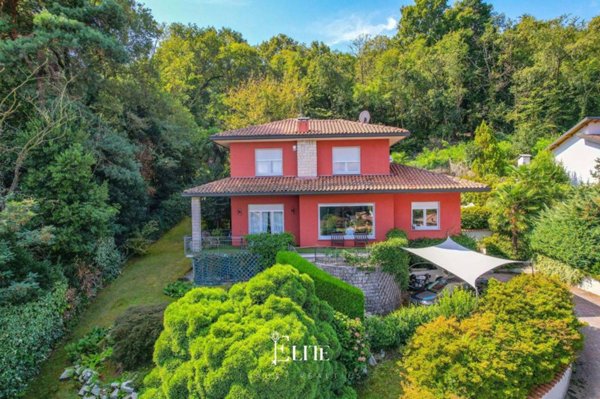 casa indipendente in vendita a Ranco in zona Uponne