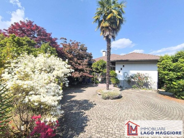 casa indipendente in vendita a Ranco in zona Uponne
