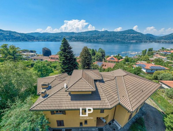 casa indipendente in vendita a Ranco in zona Uponne