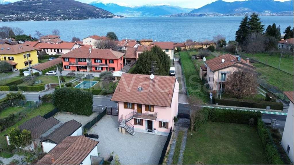 appartamento in vendita a Ranco in zona Uponne