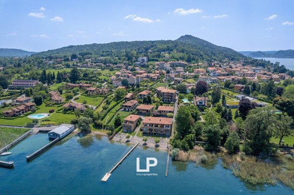 casa indipendente in vendita a Ranco in zona Uponne