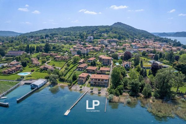 casa indipendente in vendita a Ranco in zona Uponne