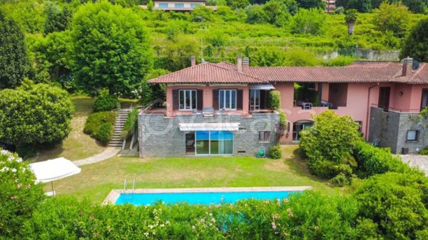 casa indipendente in vendita a Ranco in zona Uponne