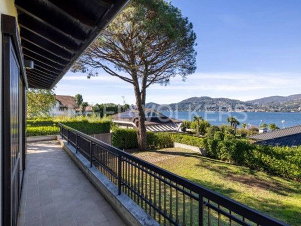 casa indipendente in vendita a Ranco in zona Uponne