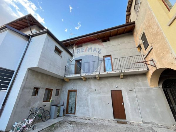 casa indipendente in vendita a Saltrio