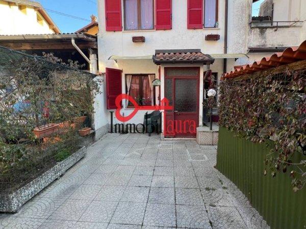 casa indipendente in vendita a Saltrio