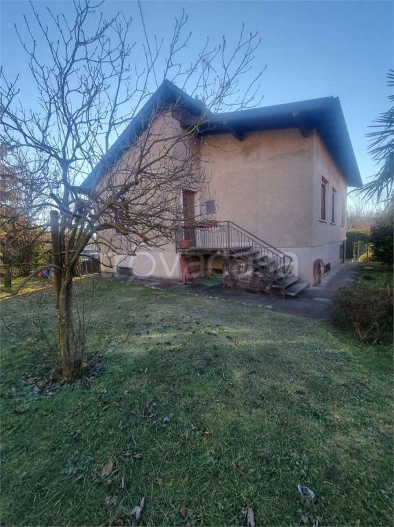 casa indipendente in vendita a Saltrio