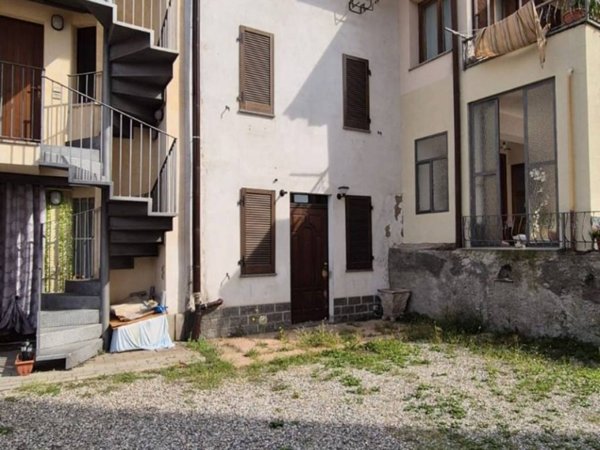 casa indipendente in vendita a Saltrio