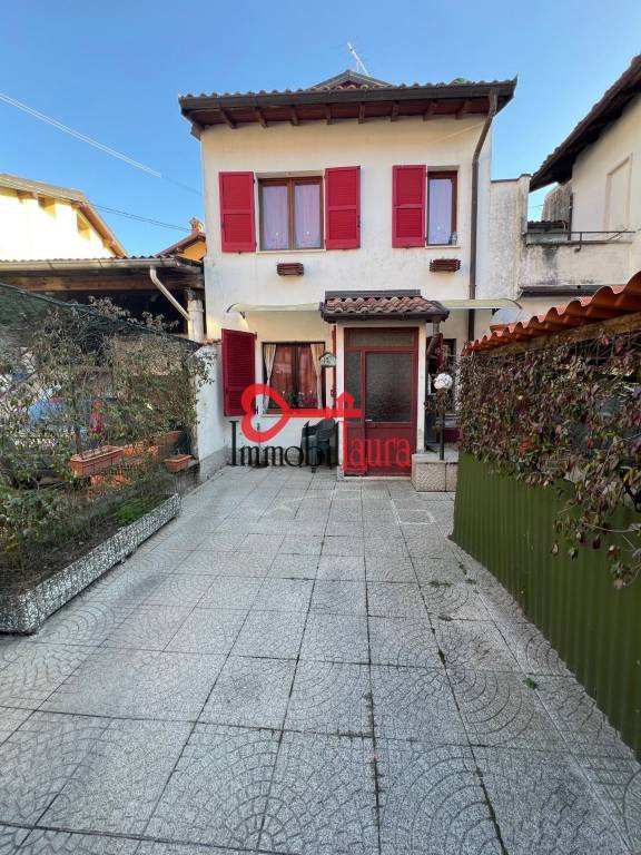 casa indipendente in vendita a Saltrio