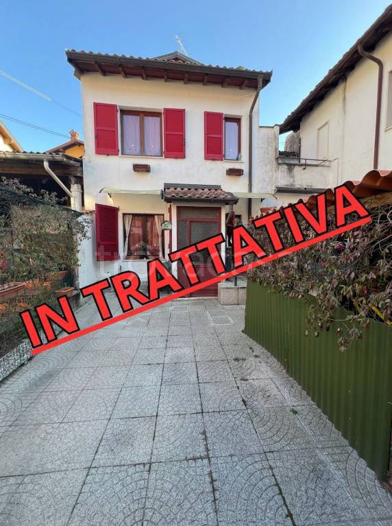 casa indipendente in vendita a Saltrio