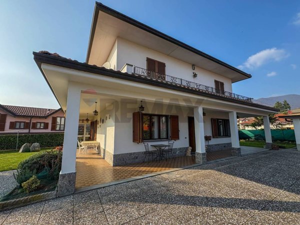 casa indipendente in vendita a Saltrio