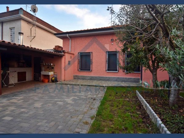 casa indipendente in vendita a Samarate in zona Cascina Elisa