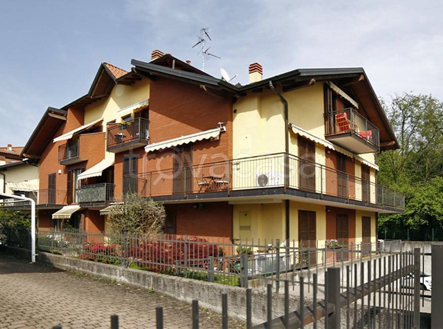 appartamento in vendita a Samarate in zona Cascina Elisa