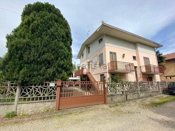 casa indipendente in vendita a Samarate