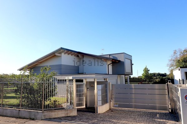 casa indipendente in vendita a Samarate