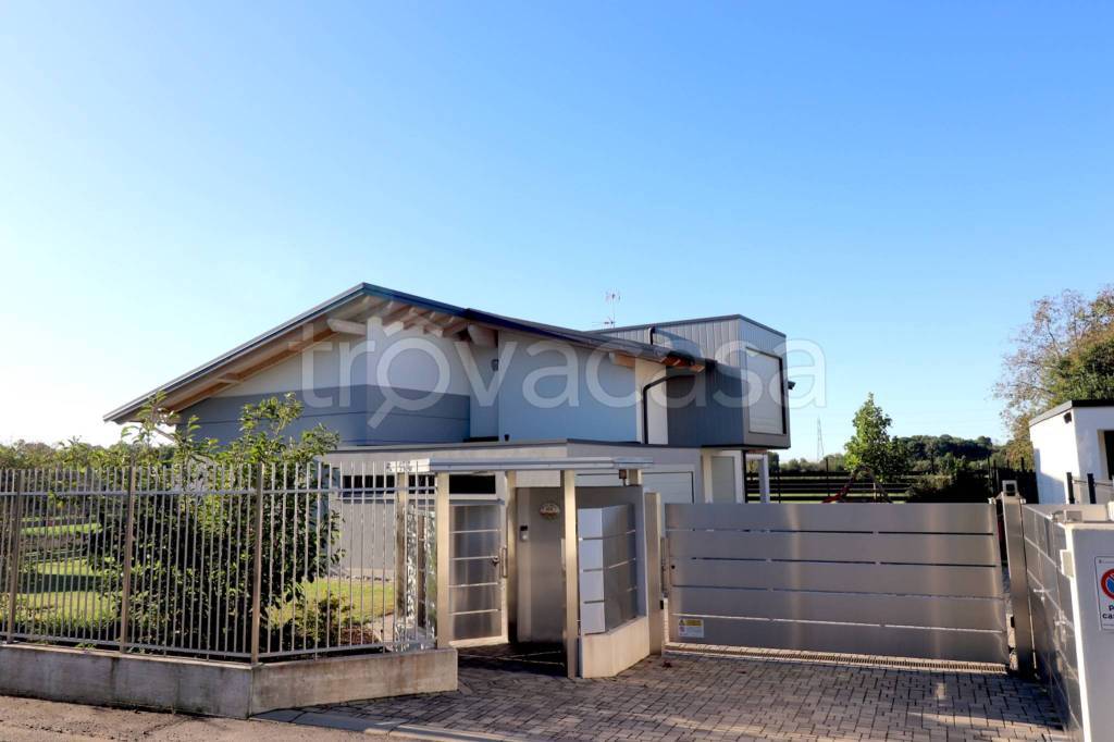 casa indipendente in vendita a Samarate