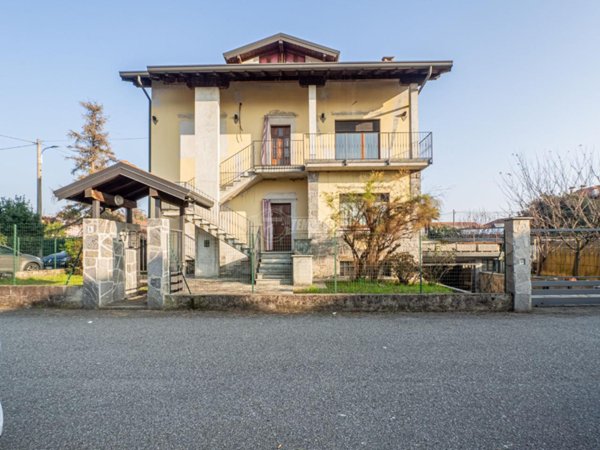 casa indipendente in vendita a Samarate