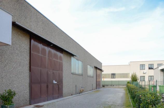 locale commerciale in vendita a Samarate