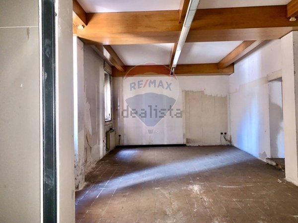 negozio in vendita a Samarate in zona Verghera