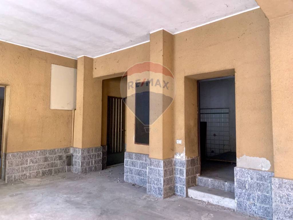 negozio in vendita a Samarate in zona Verghera