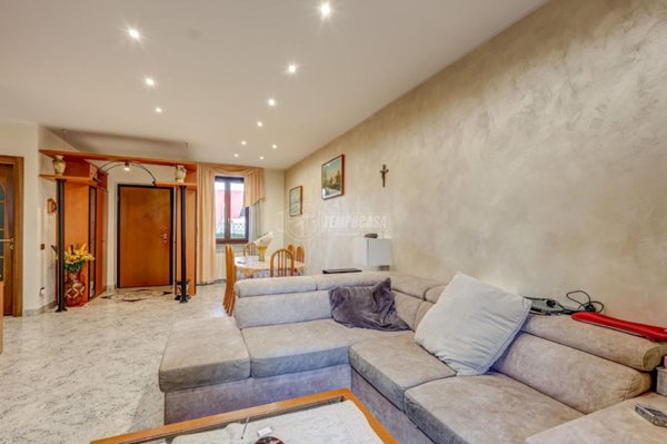 casa indipendente in vendita a Samarate in zona Verghera
