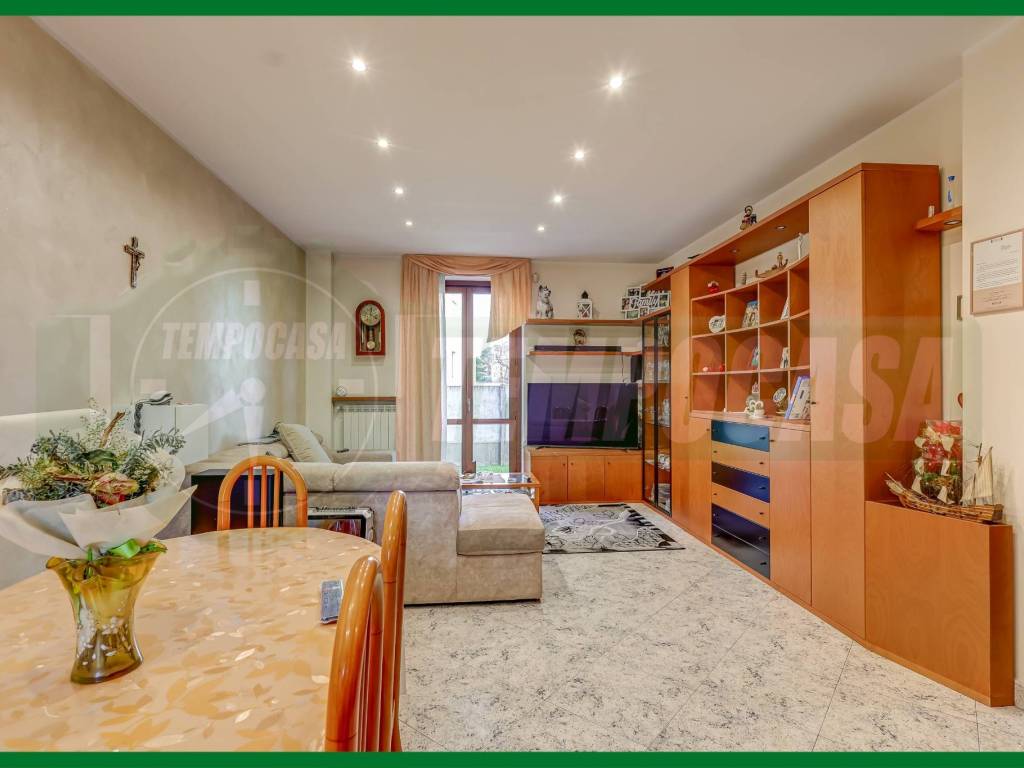 casa indipendente in vendita a Samarate in zona Verghera