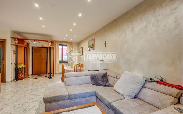 casa indipendente in vendita a Samarate in zona Verghera