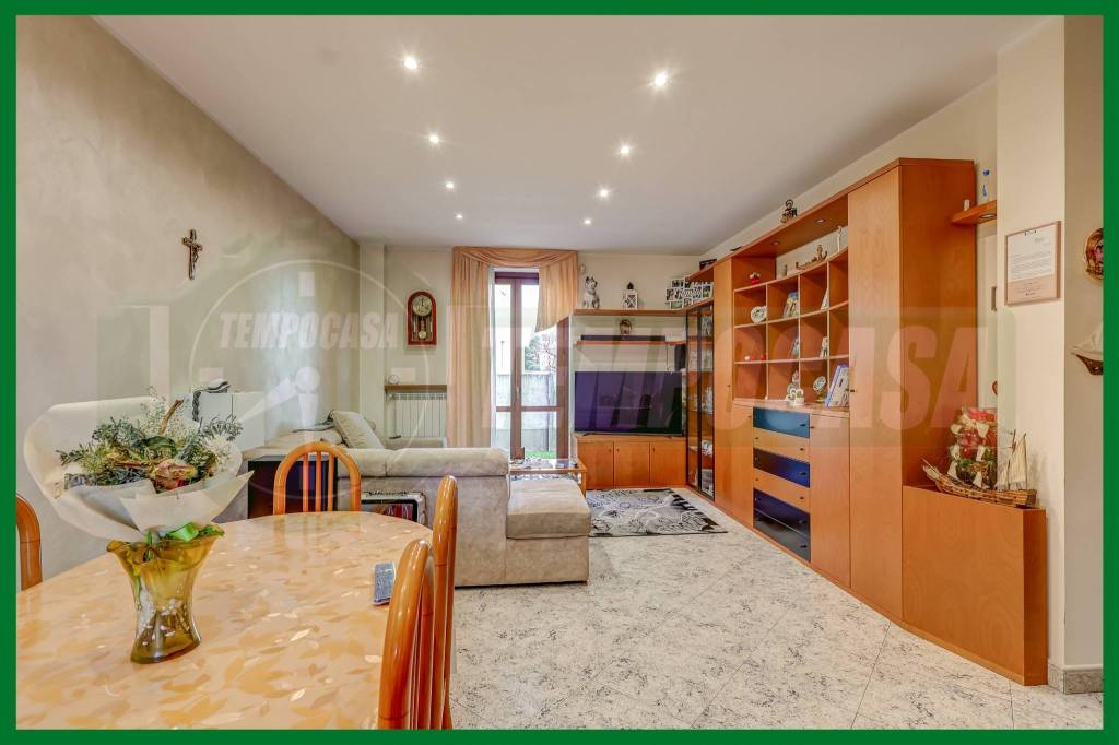 casa indipendente in vendita a Samarate in zona Verghera