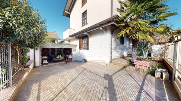 casa indipendente in vendita a Samarate