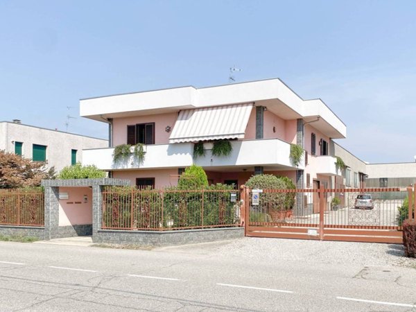 casa indipendente in vendita a Samarate