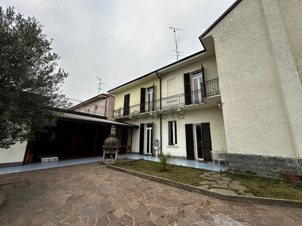 casa indipendente in vendita a Samarate