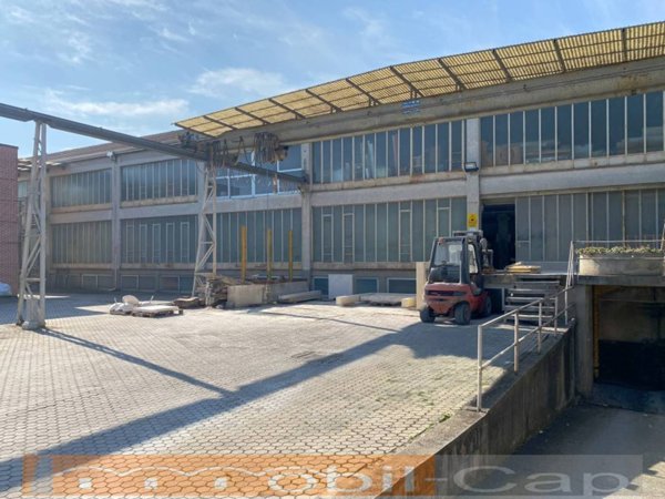 locale commerciale in vendita a Samarate