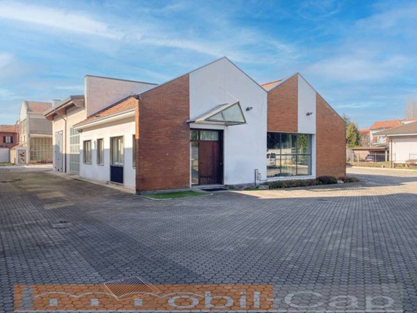 locale commerciale in vendita a Samarate