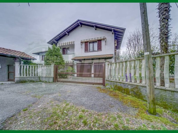 casa indipendente in vendita a Samarate