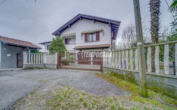 casa indipendente in vendita a Samarate