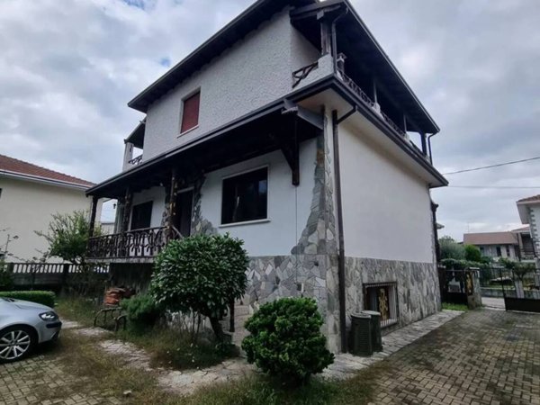 casa indipendente in vendita a Samarate in zona Cascina Elisa