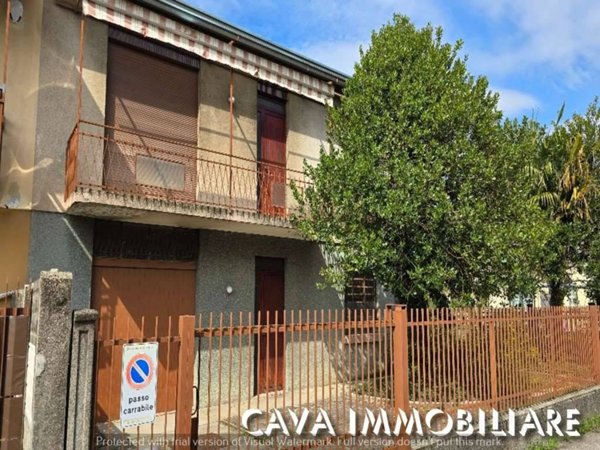 casa indipendente in vendita a Samarate in zona Verghera