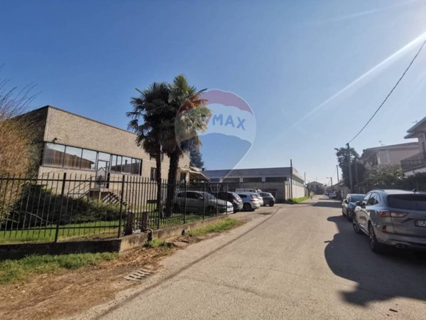 capannone in vendita a Samarate