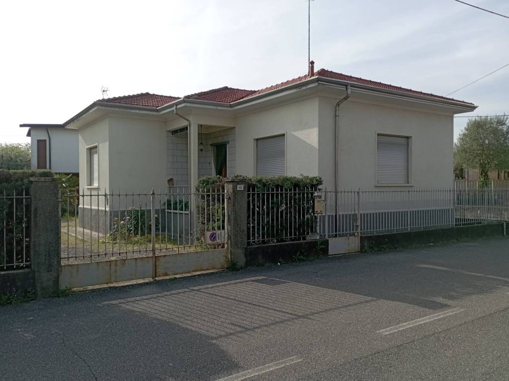 casa indipendente in vendita a Samarate