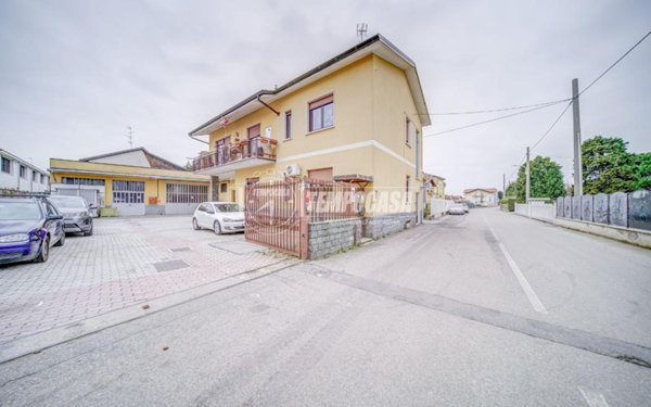 casa indipendente in vendita a Samarate