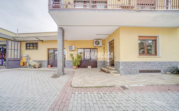 casa indipendente in vendita a Samarate