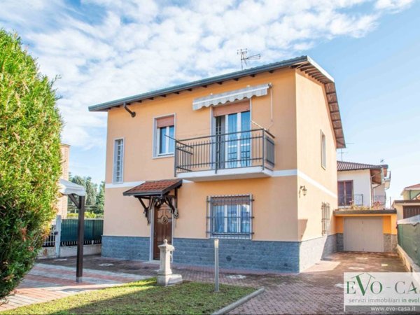 casa indipendente in vendita a Samarate in zona Cascina Elisa